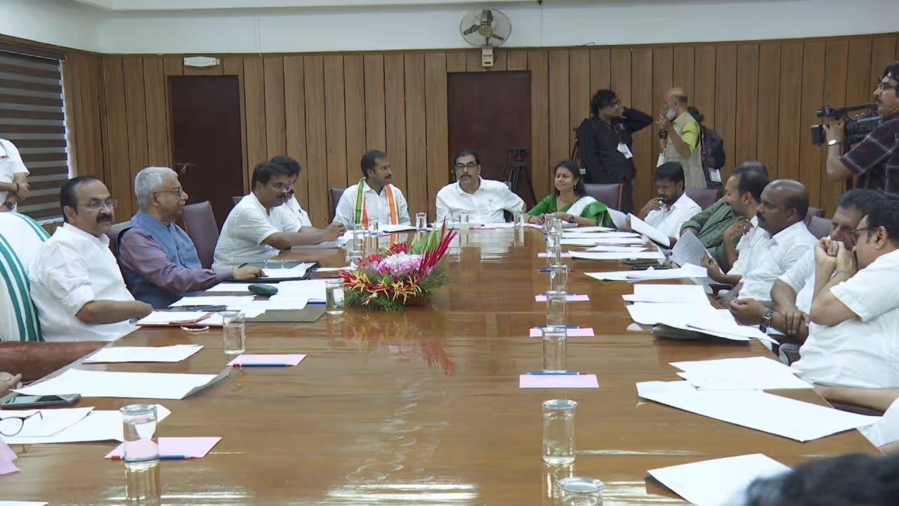 വി ഡി സതീശൻ മന്ത്രിസഭ: ധനവും നിയമവും മുഖ്യമന്ത്രിക്കൊപ്പം; വി ഇ അബ്ദുൾ ഗഫൂർ ഫിഷറീസ് മന്ത്രി, ലിജുവിന് സഹകരണം