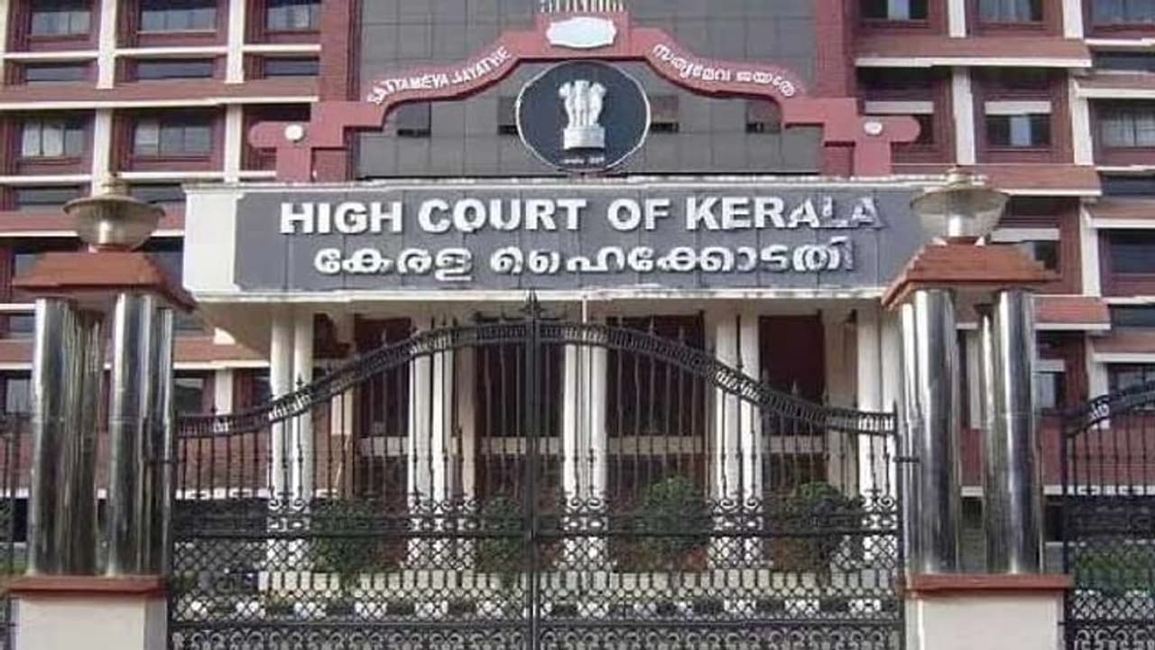 ഷുഹൈബ് വധക്കേസ്: പ്രതികളുടെ ജാമ്യം റദ്ദാക്കിയ ഉത്തരവ് ഹൈക്കോടതി സ്റ്റേ ചെയ്തു