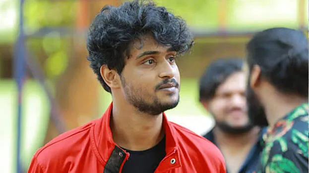 ഇൻസ്റ്റഗ്രാം അക്കൗണ്ട് അപ്രത്യക്ഷമായതിന് പിന്നിലെ കാരണം വ്യക്തമാക്കി മാധവ് സുരേഷ്; ‘അങ്കം അട്ടഹാസം’ റിവ്യൂ വിവാദം പുകയുന്നു