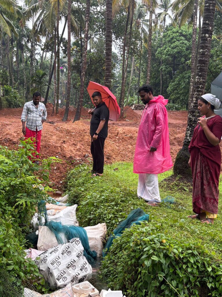 കന്നുകുളത്ത് തോടും വയലും മാലിന്യമിട്ട് നികത്താൻ ശ്രമം; തടഞ്ഞ് ഡി.വൈ.എഫ്.ഐ