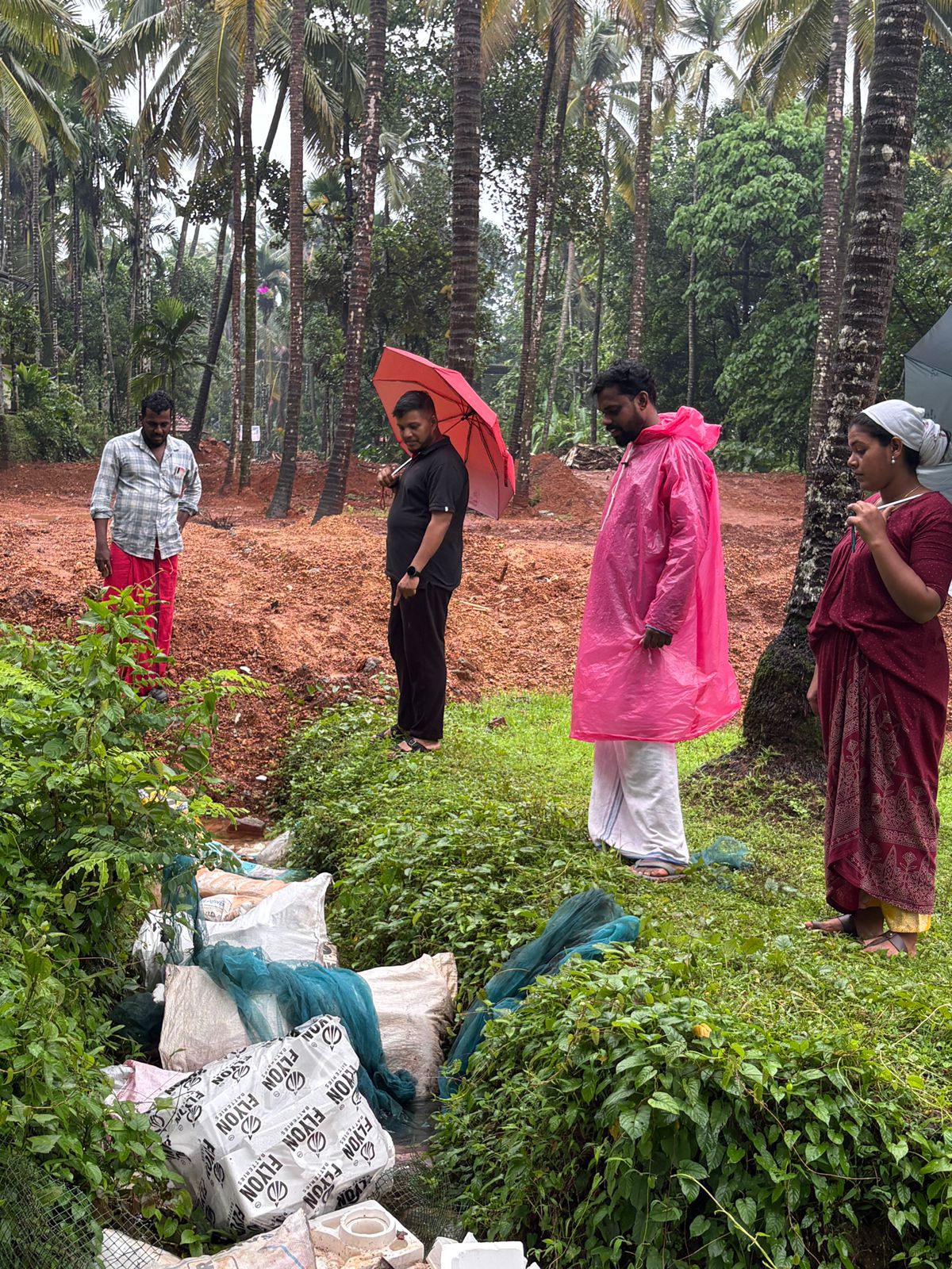 കന്നുകുളത്ത് തോടും വയലും മാലിന്യമിട്ട് നികത്താൻ ശ്രമം; തടഞ്ഞ് ഡി.വൈ.എഫ്.ഐ