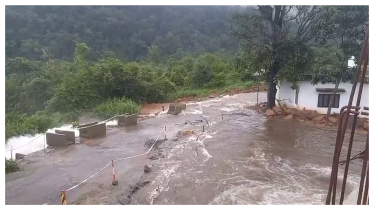 മഴ ശക്തമായതോടെ വീണ്ടും യാത്രാദുരിതം: ആനക്കാംപൊയിലിൽ താത്കാലിക ചപ്പാത്ത് ഒലിച്ചുപോയത് മൂന്നാം വട്ടം