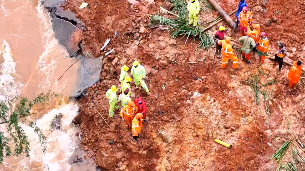 കള്ളാടി ദുരന്തം: മണ്ണ് മാറ്റുന്നതിനെക്കുറിച്ച് പഠിക്കാൻ മൂന്നംഗ വിദഗ്ധ സമിതിയെ നിയോഗിച്ച് സർക്കാർ