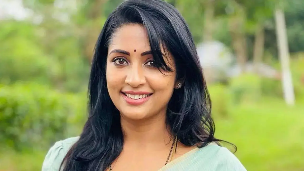 “അന്ന് ടീച്ചർ അടിച്ചാൽ വീട്ടിൽ നിന്നും അടി; ഇന്ന് വീട്ടുകാർ ടീച്ചറെ അടിക്കും”: നവ്യ നായർ