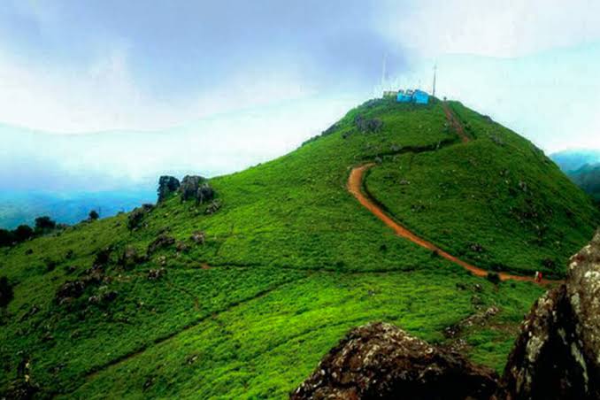 കോടമഞ്ഞിന്റെ മടിത്തട്ടിലേക്ക് ഒരു യാത്ര; പ്രകൃതിഭംഗി നുകരാൻ പൊന്മുടിയിലേക്ക് സഞ്ചാരികളുടെ ഒഴുക്ക്