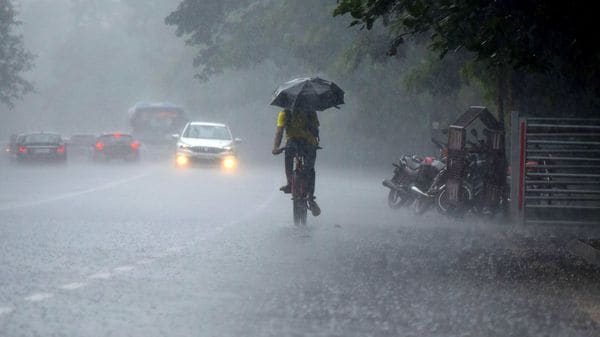സംസ്ഥാനത്ത് പുതുക്കിയ മുന്നറിയിപ്പ് പ്രകാരം കനത്ത മഴ തുടരും, 10 ജില്ലകളിൽ ഓറഞ്ച് അലർട്ട്