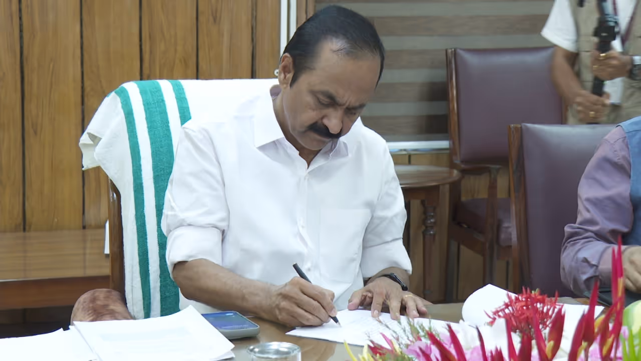 നാലു മാസം കൊണ്ട് ബജറ്റ് ലക്ഷ്യത്തിന്റെ പകുതിയോളം; സംസ്ഥാനത്ത് റവന്യൂ കമ്മി ഉയരുന്നു, ചെലവ് ചുരുക്കാൻ നിർദേശം