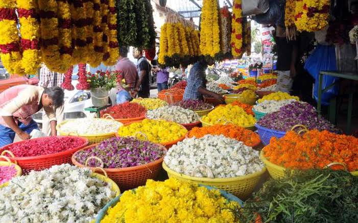 ചിങ്ങം പിറന്നു; പൂവിളികളോടെ ഓണവിപണി സജീവം, ഗുണ്ടൽപേട്ടിൽ മഴക്കമ്മി: തിരിച്ചടിയായി വിലക്കയറ്റം