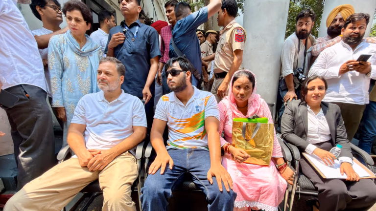 പെല്ലറ്റ് ആക്രമണത്തിൽ പരിക്കേറ്റ വിദ്യാർത്ഥിയുമായി രാഹുൽ ഗാന്ധി ഡിസിപി ഓഫീസിൽ; കേസ് എടുക്കാതെ പിന്നോട്ടില്ലെന്ന് ഉറപ്പിച്ച് കുത്തിയിരിപ്പ് സമരം