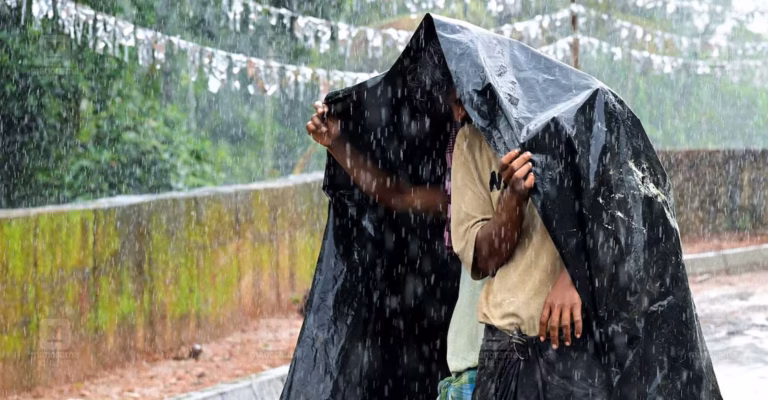 സംസ്ഥാനത്ത് അപ്രതീക്ഷിത കനത്ത മഴ: പത്തനംതിട്ടയിലും മലയോര മേഖലകളിലും പ്രളയസമാന സാഹചര്യം