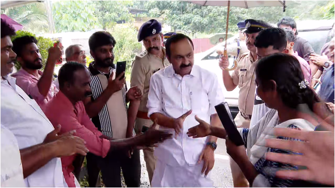 “അടുത്ത പ്രളയം വരെ കാത്തുനിൽക്കില്ല, നടപടി ഉടൻ”: പ്രളയബാധിത മേഖലകളിൽ ആശ്വാസവുമായി മുഖ്യമന്ത്രി