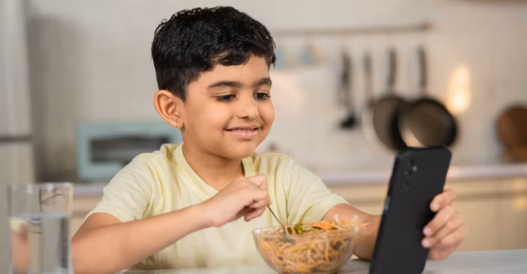 ഭക്ഷണസമയത്തെ സ്ക്രീൻ ഉപയോഗം കുട്ടികളുടെ ആരോഗ്യത്തെ ബാധിക്കുന്നു; ഫോൺ ശീലം മാറ്റാൻ പ്രമുഖ ന്യൂട്രീഷനിസ്റ്റിന്റെ നിർദേശങ്ങൾ